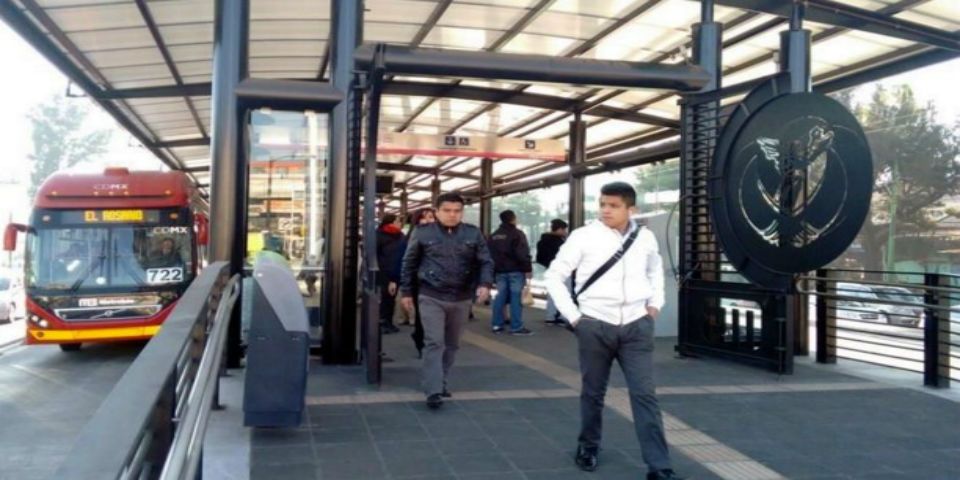 Estrenan línea 6 del Metrobús; camión choca minutos después