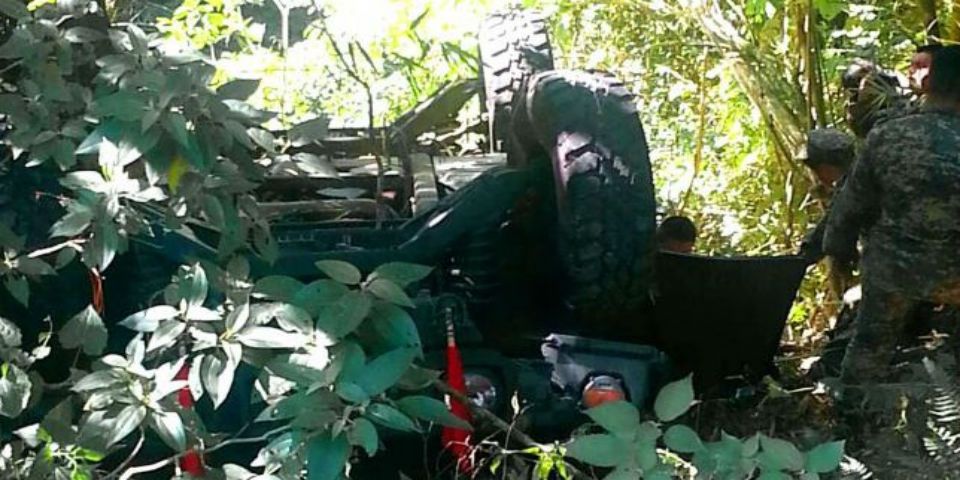 Volcadura deja un militar muerto y tres lesionados en Oaxaca