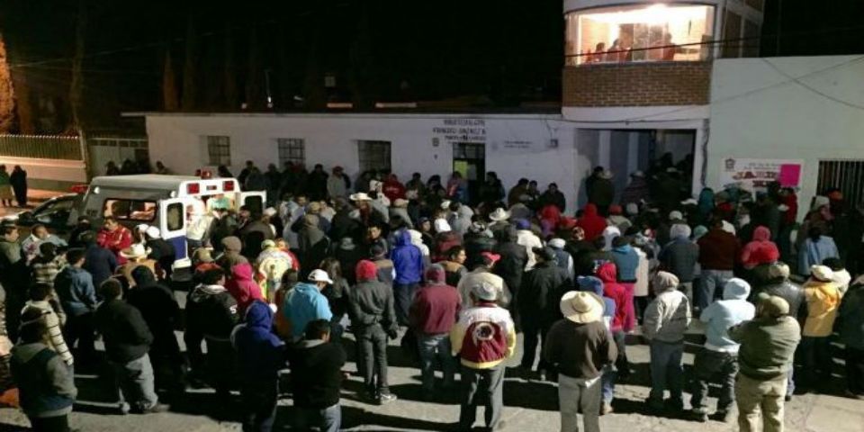 Pobladores de Axapusco retienen a funcionarios por asesinato de menor