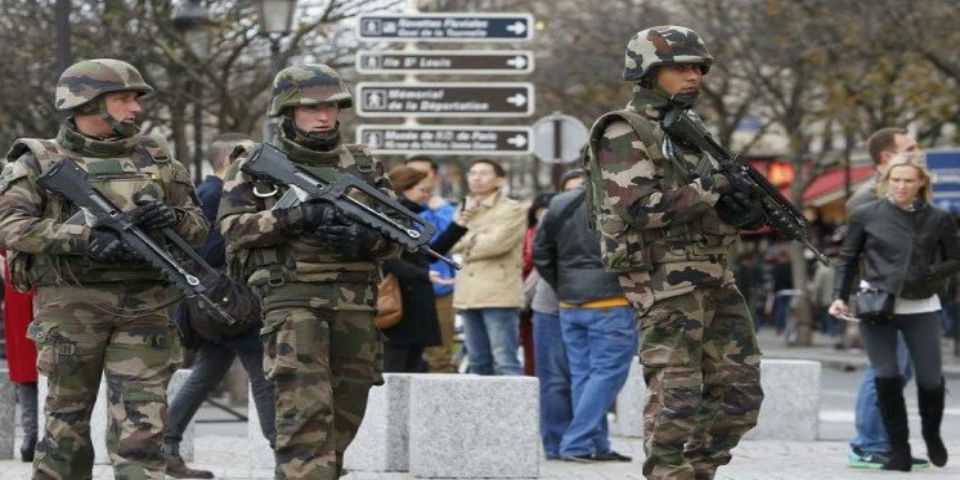 Evacúan seis liceos por amenazas de bomba en París