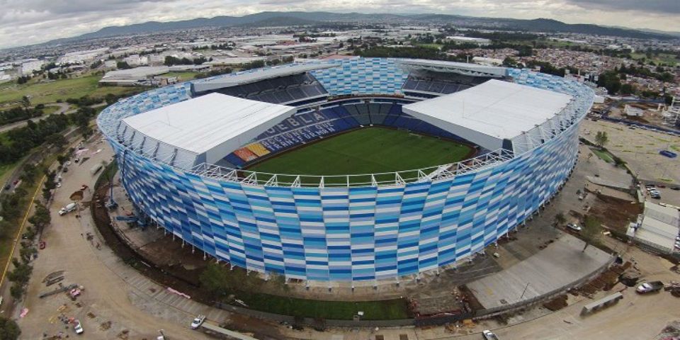 Aficionados de Monterrey hacen desmanes en el estadio Cuauhtémoc