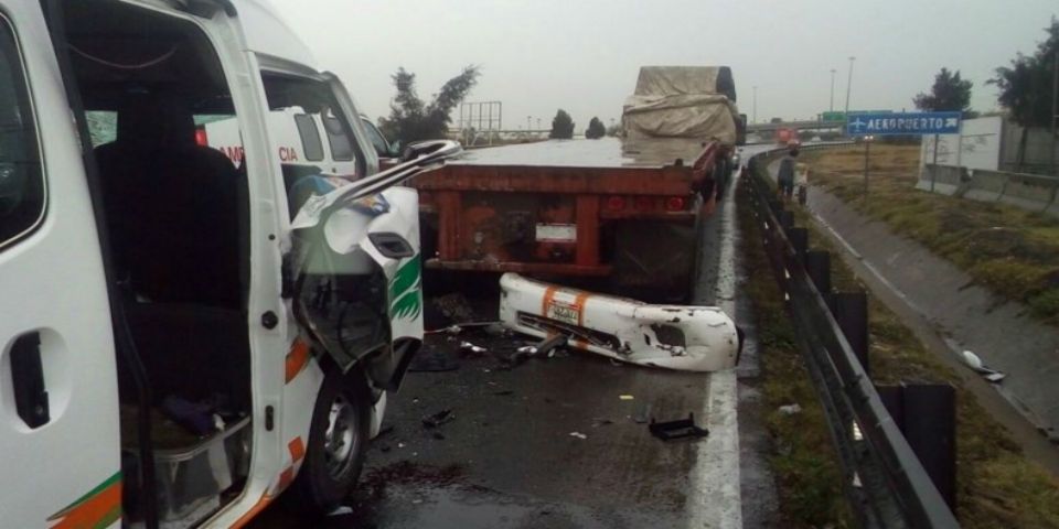 Choque en el Circuito Exterior Mexiquense deja ocho lesionados