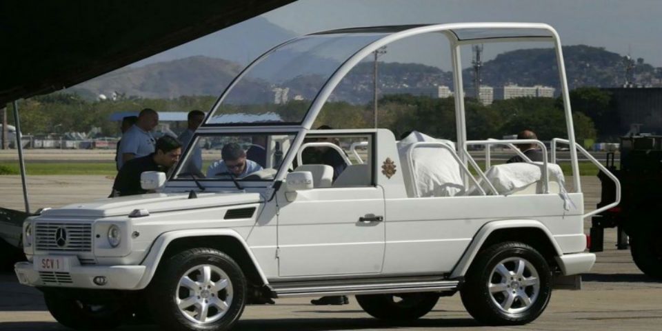 Llegan a México dos papamóviles para visita de Francisco