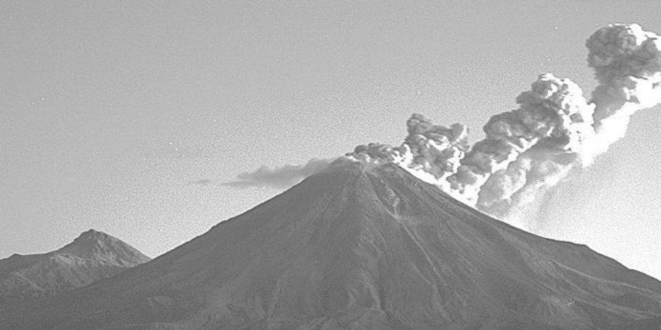 Explosión en volcán de Colima, emite fumarola con ceniza