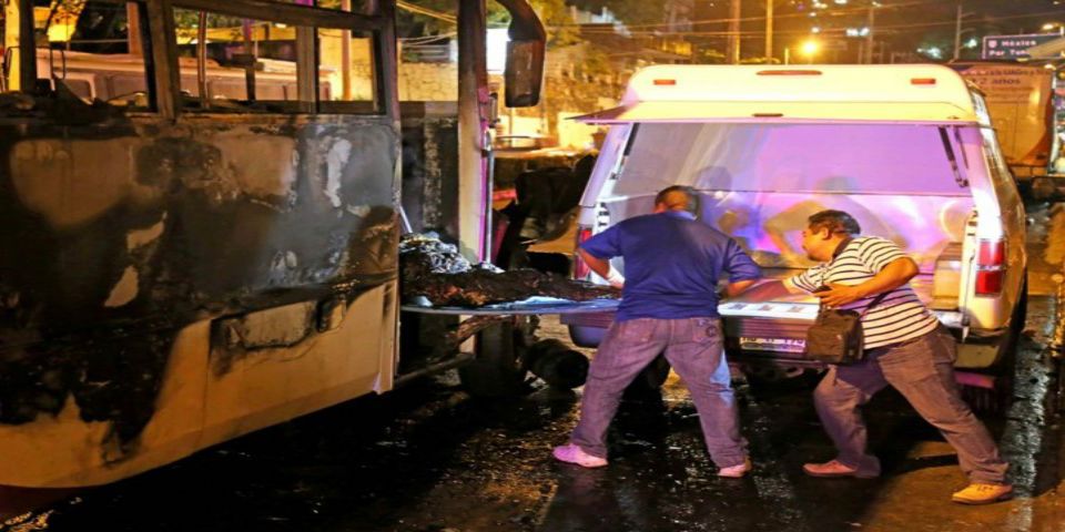 Incendian dos camiones en Acapulco