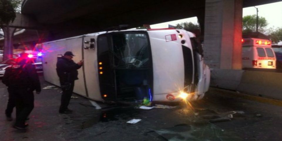 Autobús de pasajeros volcó en Periférico Norte