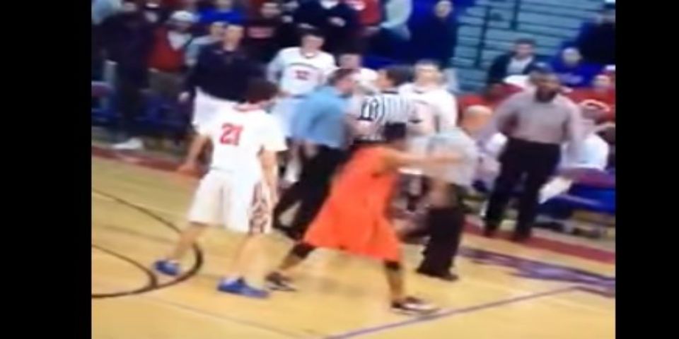 Entrenador de basquetbol le propinó cabezazo a un árbitro