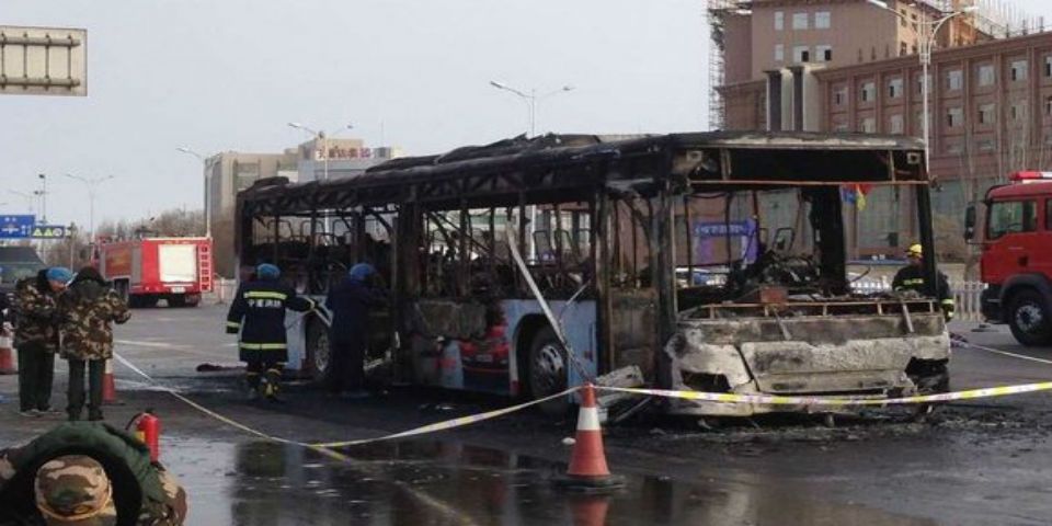 Hombre incendia autobús y deja 17 muertos en China