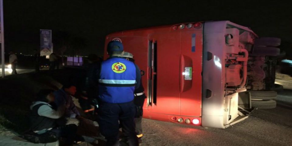 Volcadura de camión deja 35 heridos en Juárez, Nuevo León