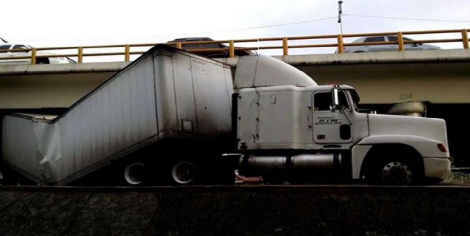 Tráiler se atora bajo puente en Circuito Interior
