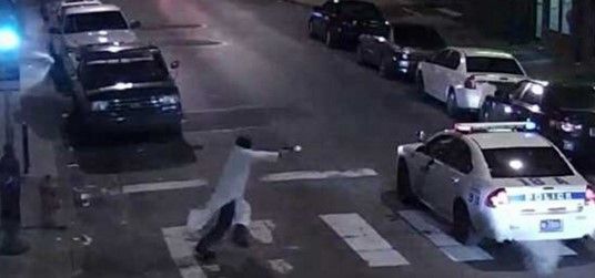 Yihadista dispara 13 veces contra policía de Filadelfia