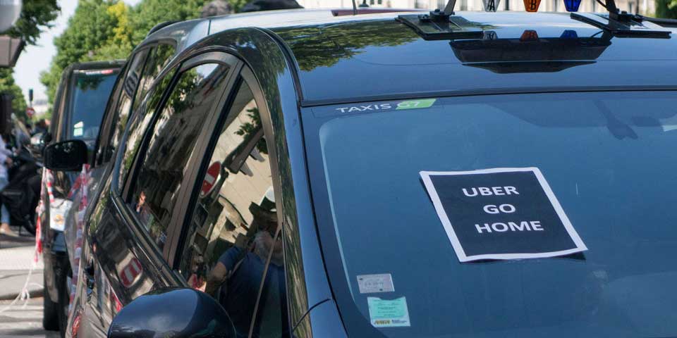 Uber deberá pagar multa a taxistas en Francia