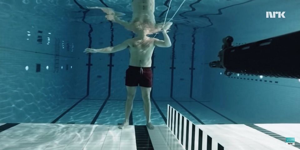 Video: esto pasa si te disparan bajo el agua Video: esto pasa si te disparan bajo el agua