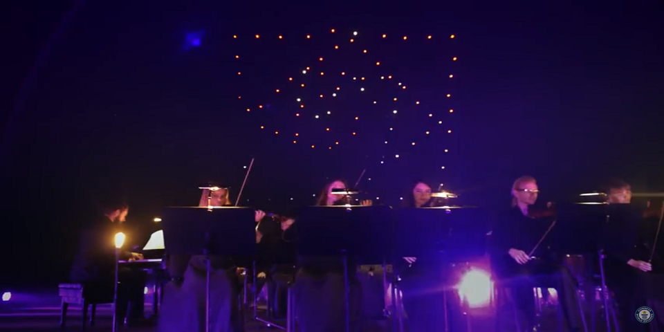 Video: 100 drones iluminan a la Quinta Sinfonía de Beethoven
