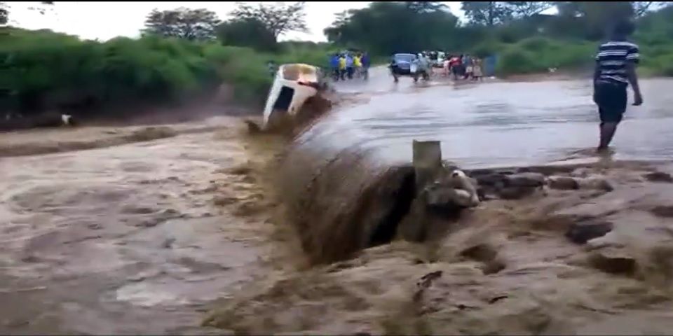 Video: conductor intenta cruzar río desbordado y salva la vida
