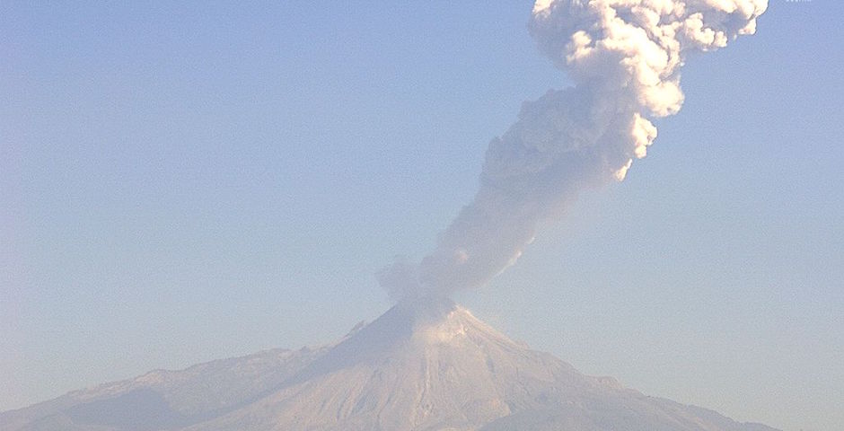 Volcán de Colima emite fumarola de dos kilómetros