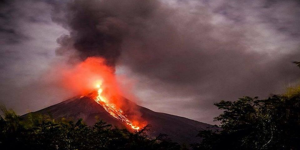 Cierran aeropuerto en Guatemala por erupción de Volcán