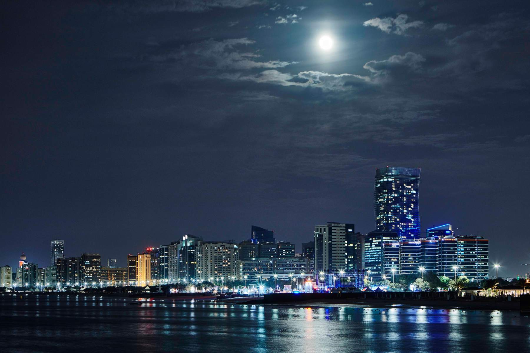 Alumnos del Tec trabajan para el New York Times tomando fotos con drones - abudhabi-landscape-1800