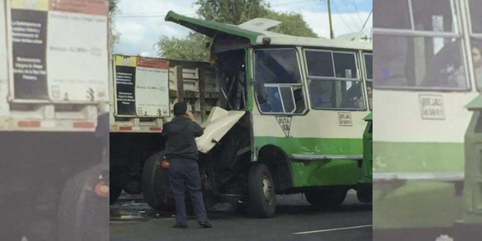 Choque entre microbús y camión de volteo deja 15 heridos
