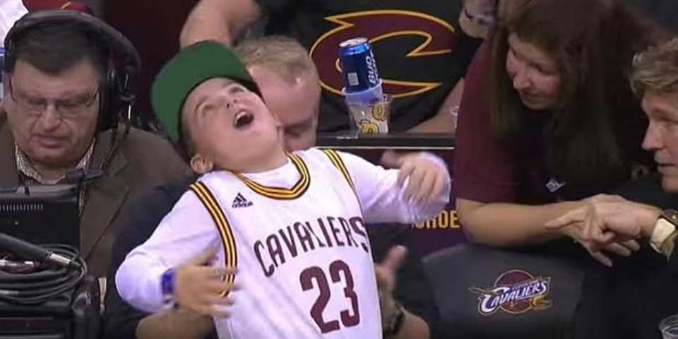 Video: alocado festejo de un joven aficionado de los Cavs
