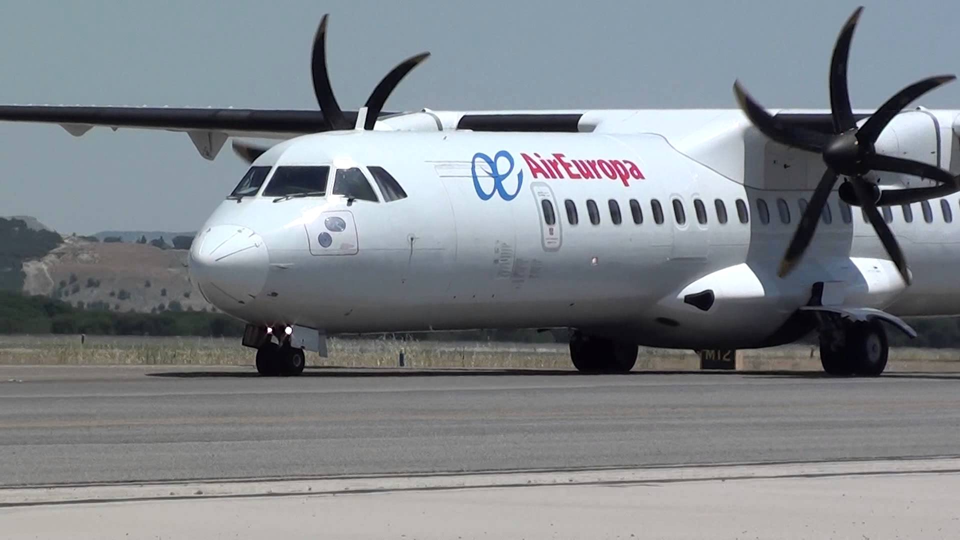 Hombre intenta suicidarse abriendo la puerta del avión en que viajaba