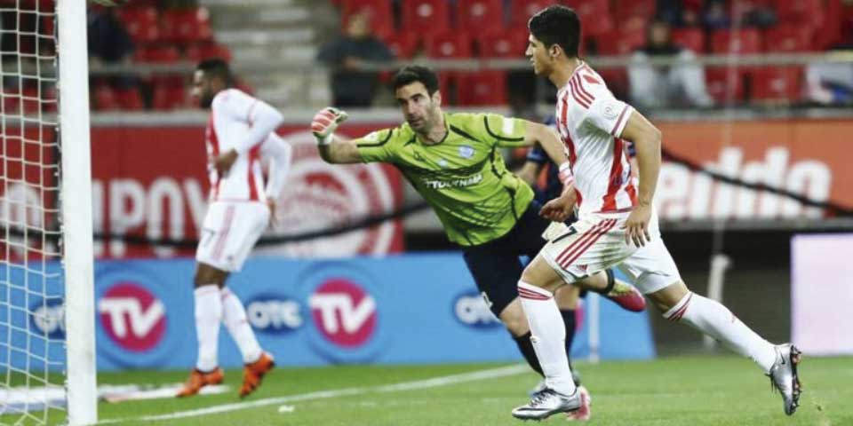 Alan Pulido se estrena con el Olympiacos