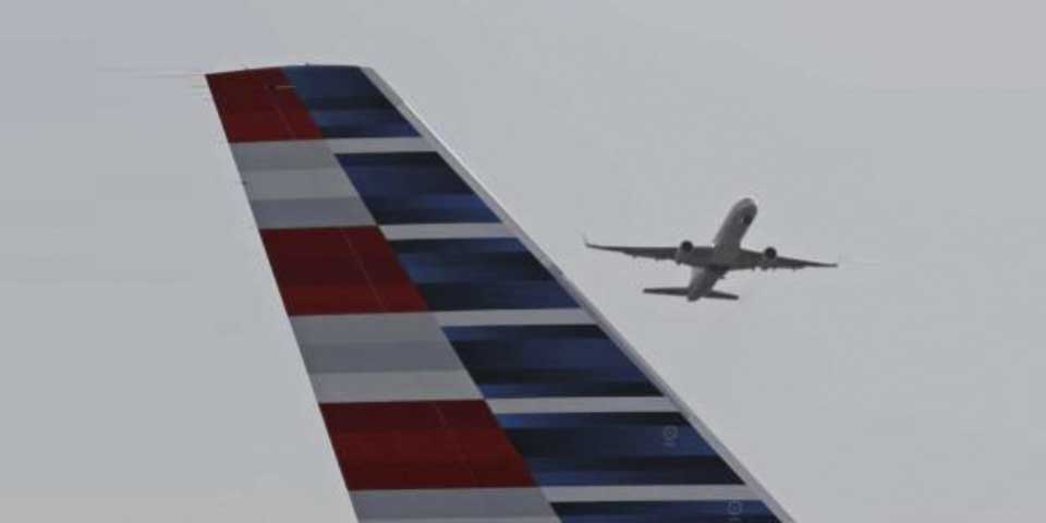 Acusan a sobrecargo de iniciar incendio en avión