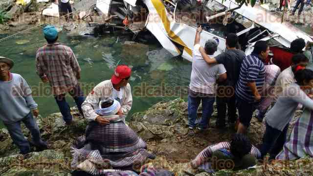 Desbarranca autobús en Veracruz: 20 muertos - atoyac1