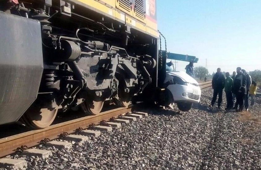 Tren arrastra a automovilista y le provoca la muerte