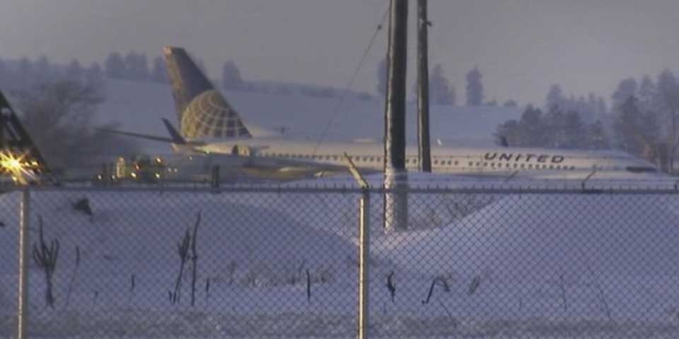 Cierran aeropuerto por avión que derrapó en la nieve
