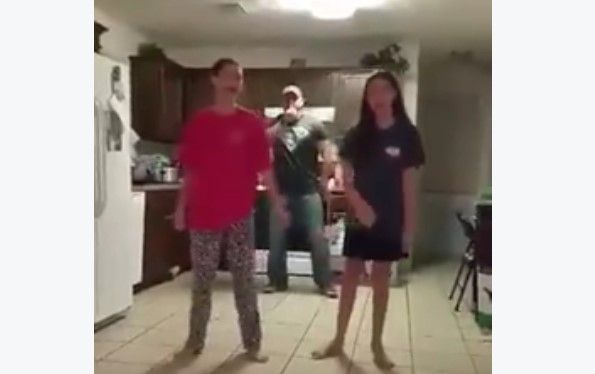 Video: padre sorprende a hijas con sus pasos de baile Video: padre sorprende a hijas con sus pasos de baile