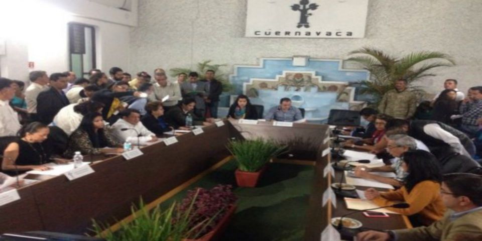 Gente armada interrumpe sesión del cabildo de Cuernavaca