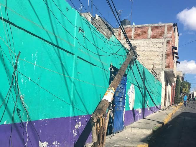 Camión derriba seis postes de luz en Iztapalapa - camion-postes-iztapalapa-1