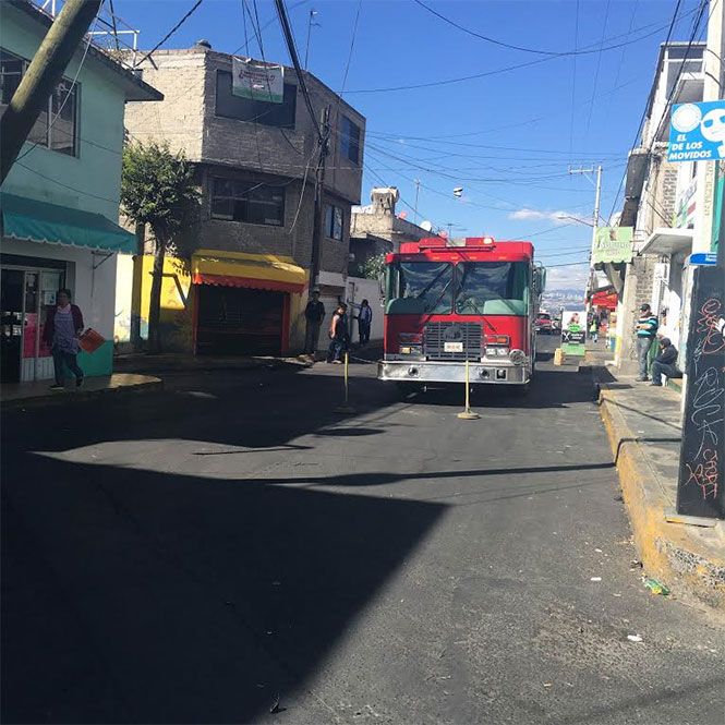 Camión derriba seis postes de luz en Iztapalapa - camion-postes-iztapalapa-2