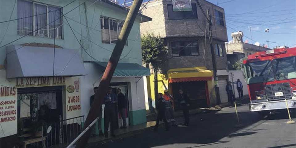 Camión derriba seis postes de luz en Iztapalapa