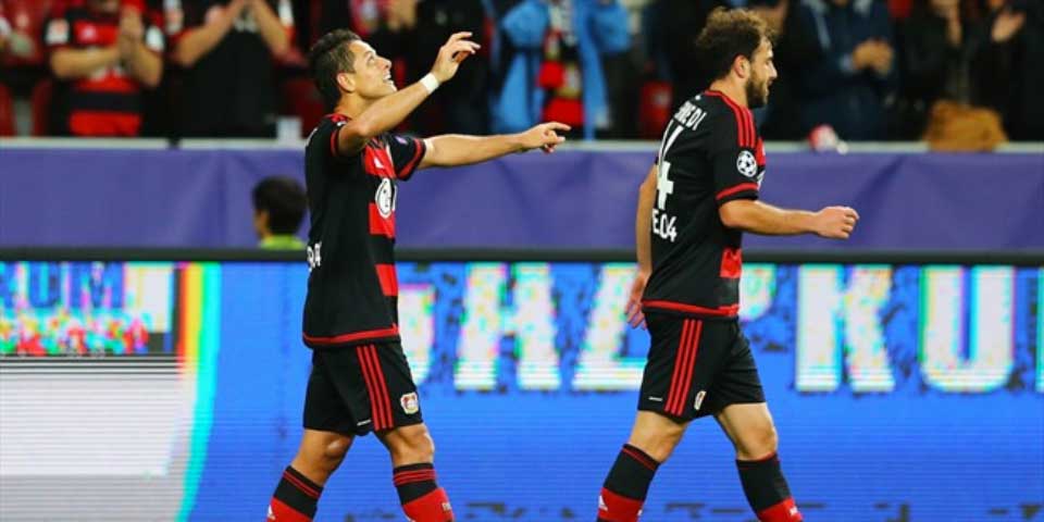 Chicharito dona la playera de su primer gol con el Bayer Chicharito dona la playera de su primer gol con el Bayer
