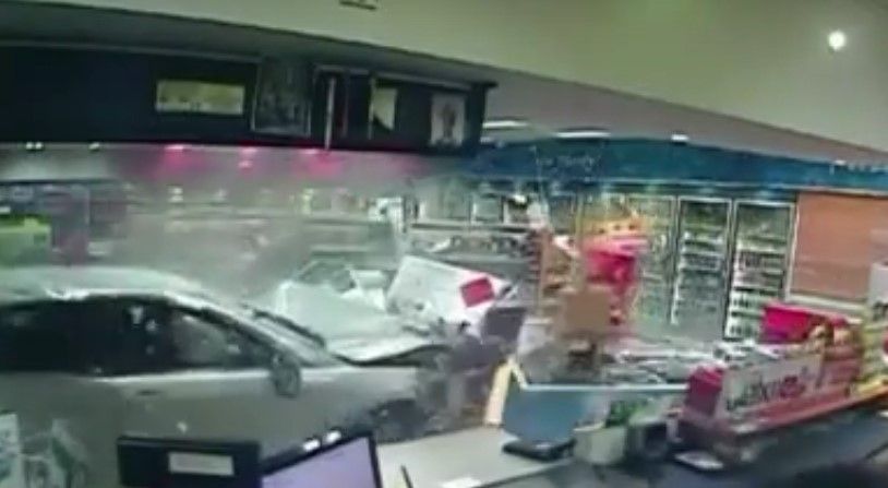 Video: auto se estrella contra tienda en Australia
