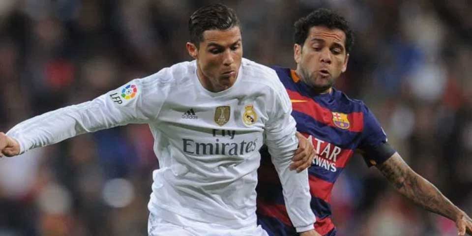Dani Alves se burla de Cristiano Ronaldo en Twitter