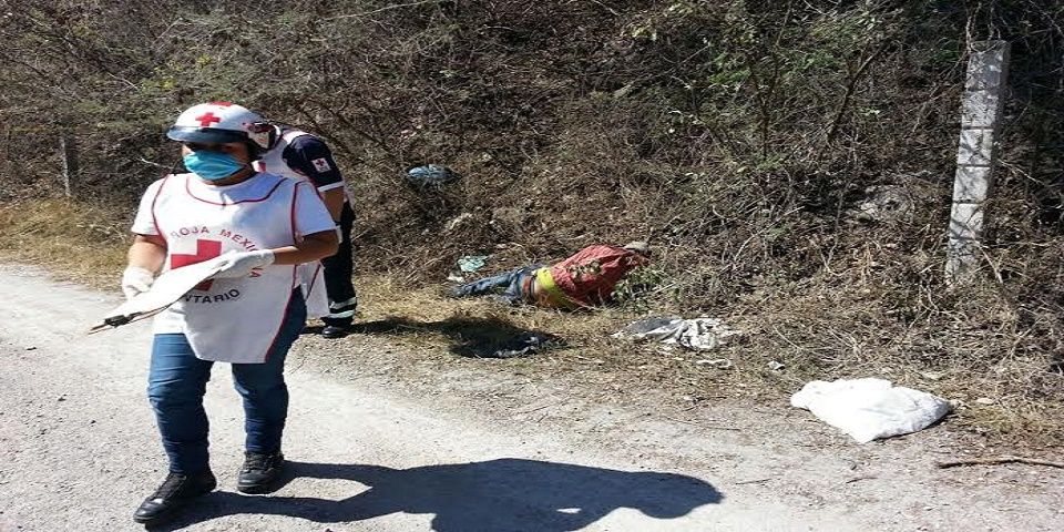 Encuentran cadaver en carretera de Guerrero