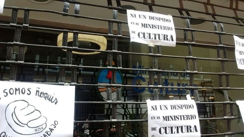 Protestan contra despidos en gobierno de Argentina Protestan contra despidos en gobierno de Argentina