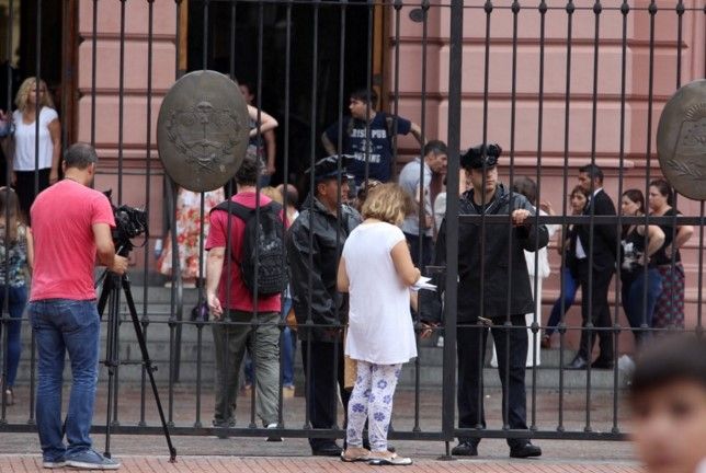 Protestan contra despidos en gobierno de Argentina - despidos-argentina-protesta-cyngarciaradio