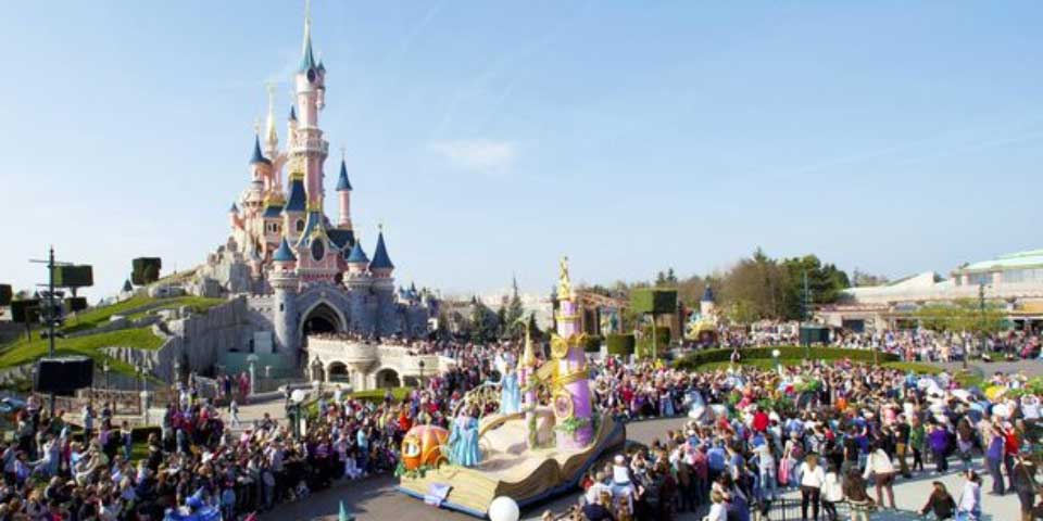 Arrestan a hombre armado y con libro del Corán en Disneyland París