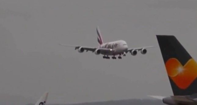 Video: vientos afectan aterrizaje del Airbus A380 Video: vientos afectan aterrizaje del Airbus A380