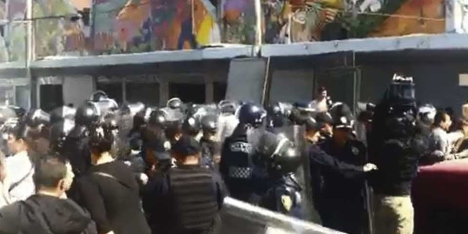 Granaderos y ambulantes se enfrentan en Tepito