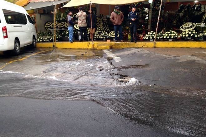En día de cortes, se presentan fugas de agua en Tlalpan y Cuauhtémoc - fuga-de-agua-3