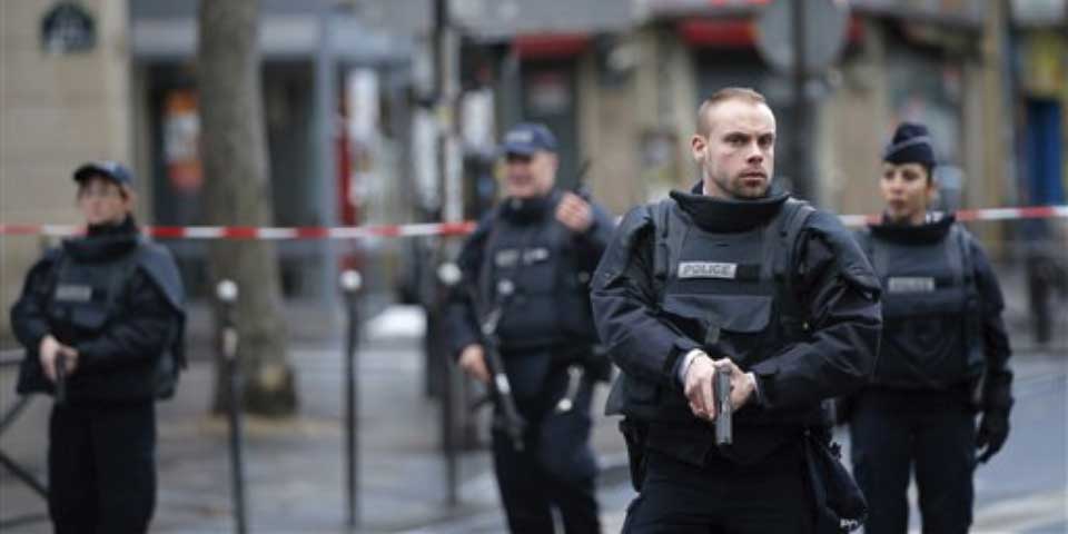 Abaten a hombre en París por presunto intento de atentado