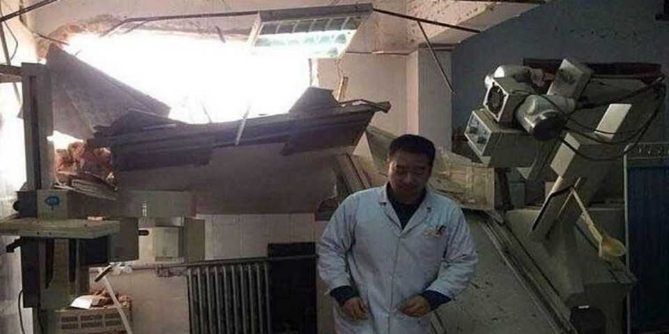 Demuelen hospital con gente en su interior