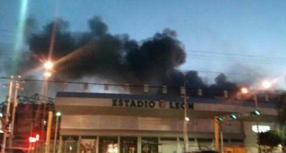 Desalojan a más de 600 personas por incendio en plaza de León - incendio-leon-2