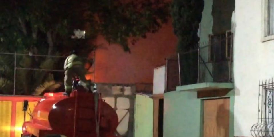Bomberos apagan incendio en la colonia Doctores