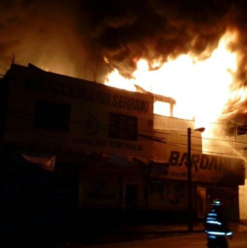 Se incendia refaccionaria al norte de la CDMX